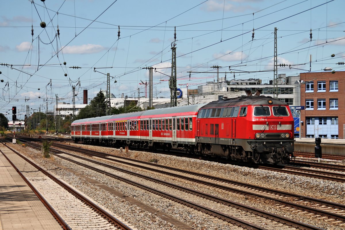 Am 25.08.2015 fuhr die Mühldorfer 218 498-4 mit ihrer RB (München Hbf - Mühldorf) durch München Heimeranplatz gen Ostbahnhof.