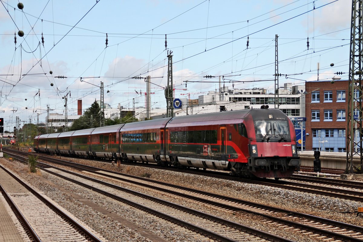Am 25.08.2015 fuhr Railjet 80-90.712 mit der 1116 230 als Schublok durch München Heimeranplatz in Richtung Ostbahnhof.
