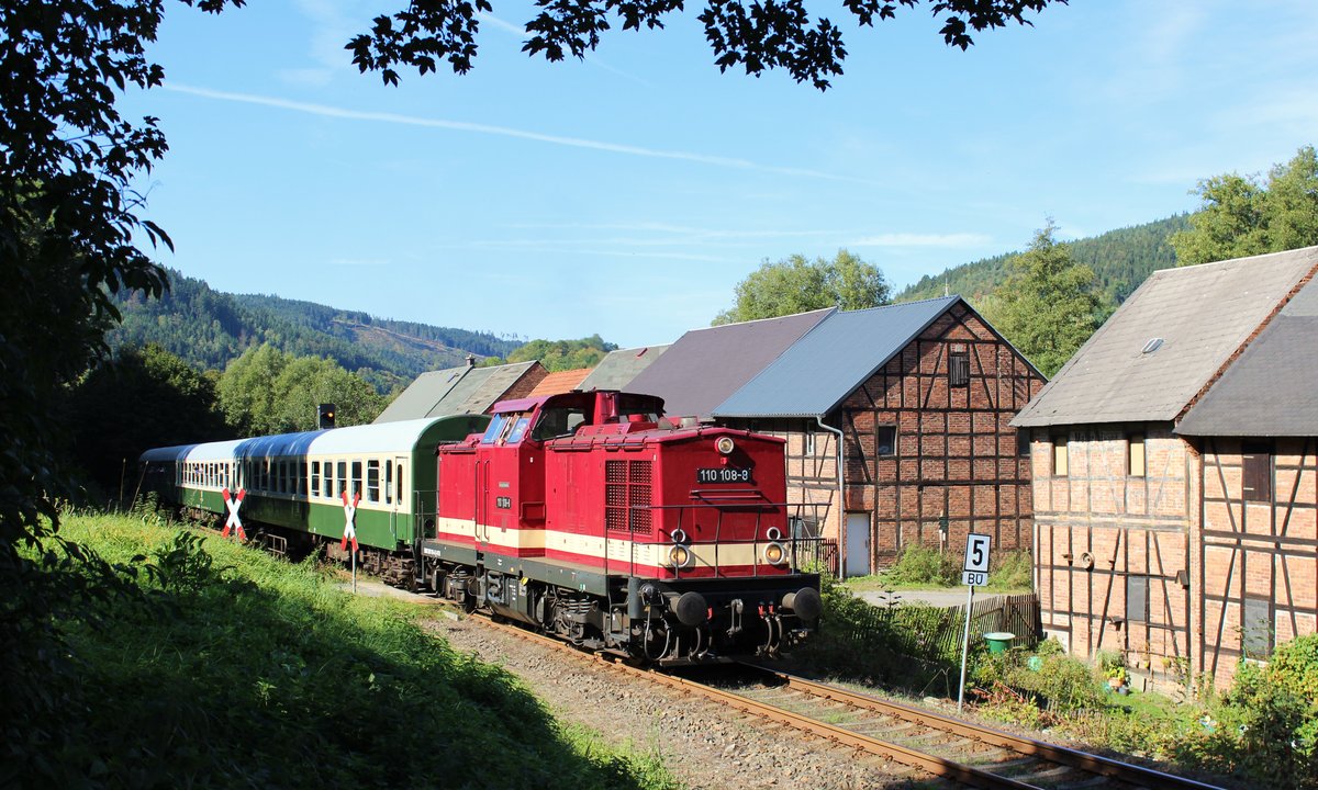 Am 25.09.16 fuhr wieder der Sormitztal-Express.
Da die 41 1144 noch in Meiningen ist und die für die Fahrt vorgesehene 50er wohl auch defekt war, kam die 110 108-8 der Hörseltalbahn GmbH zum Einsatz.
Wie ich fand war es eine sehr gute Entscheidung. Hier der Zug in Leutenberg.