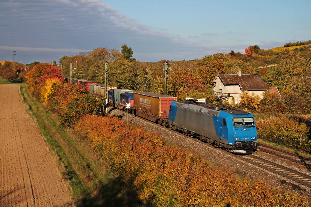 Am 25.10.2015 fuhr Alpha Trains/Railtraxx 185 515-4 mit einem Containerzgu aus Belgien/Aachen West südlich von Müllheim (Baden) gen Schweizer Grenze.