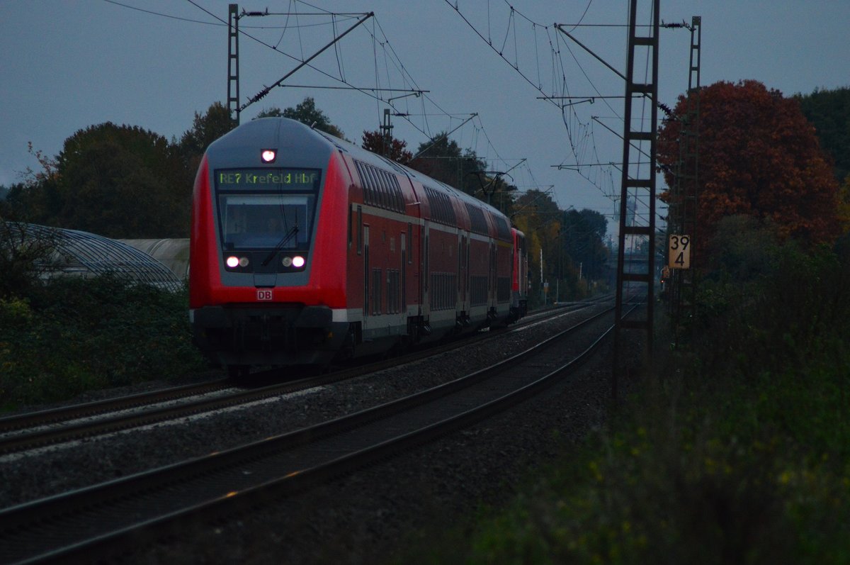 Am 25.10.2015 konnte ich dieses Abendbild einer nach Krefeld fahrenden RE7 machen,
Steuerwagen voraus ist der Zug hier bei Broicherseite vor mein Objektiv geraten.