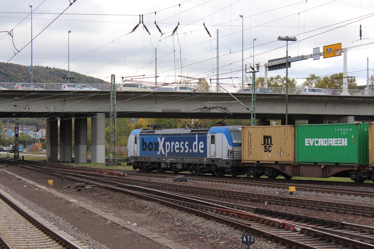 Am 25.10.2017 durchfährt ein boxpress Vectron mit einem Containerzug den Hauptbahnhof Heidelberg in Richtung Bruchsal. 