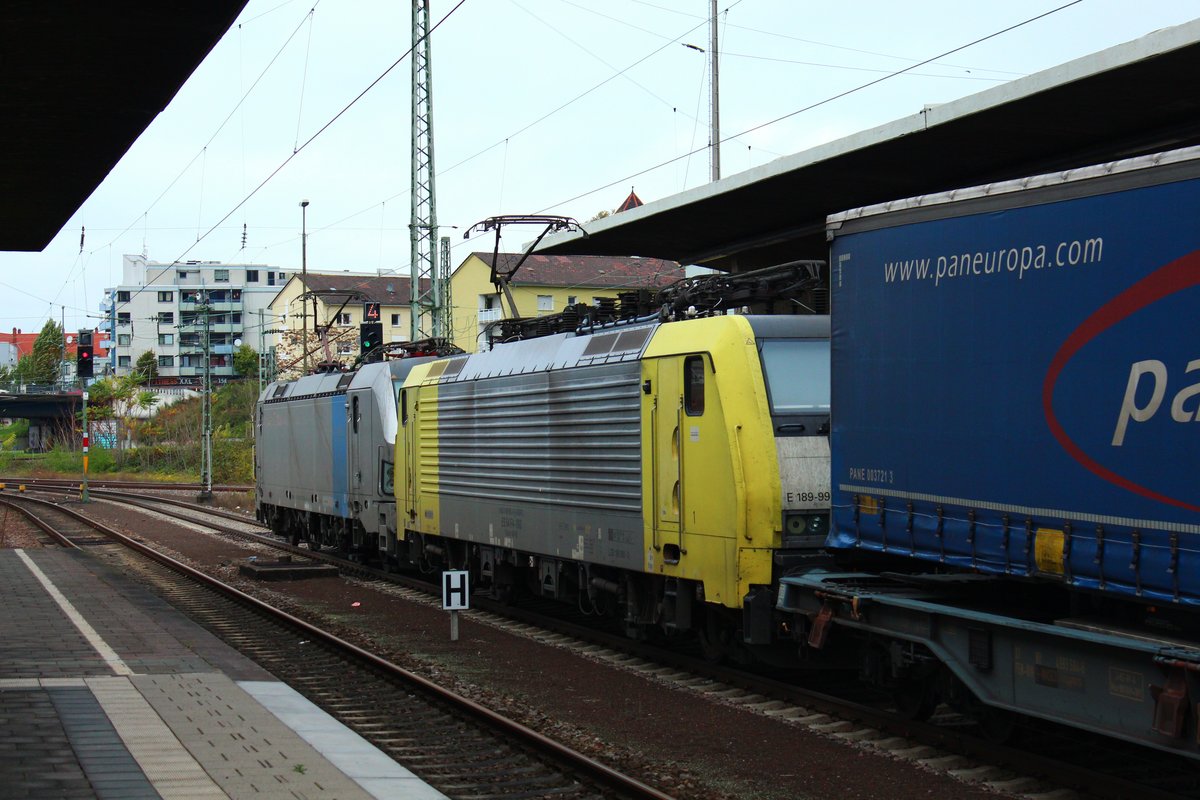 Am 25.10.2017 durchfährt ein Doppel aus Railpool Vectron und MRCE 189 mit einem KLV Zug den Hauptbahnhof Heidelberg in Richtung Mannheim.