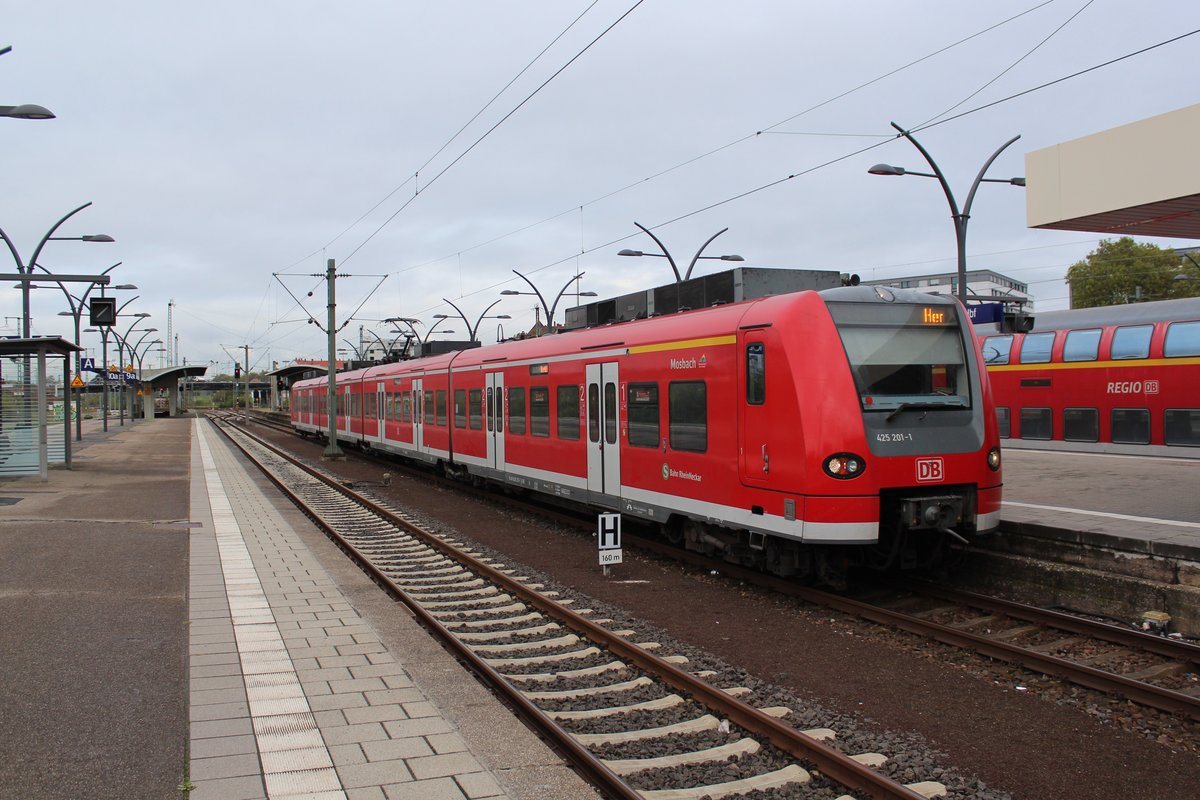 Am 25.10.2017 erreicht 425 201 den Hauptbahnhof Heidelberg und wird die bereits am Bahnsteig wartende S3 nach Karlsruhe verstärken.