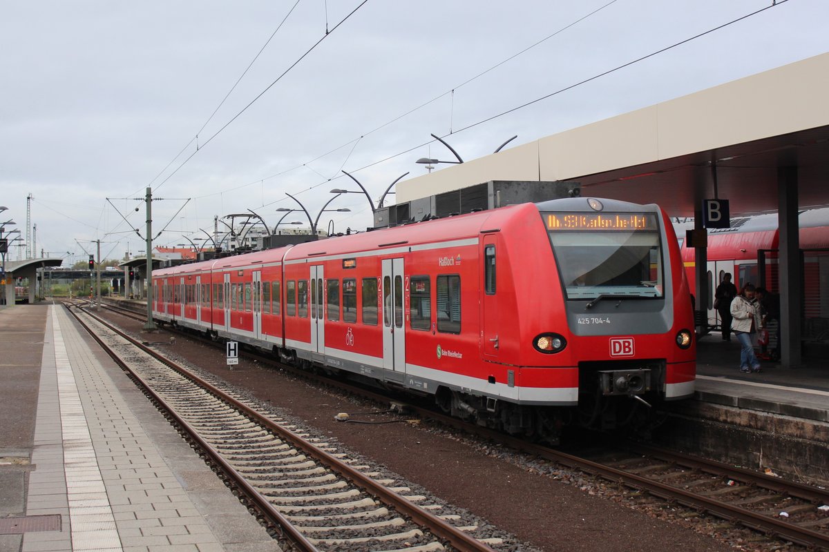 Am 25.10.2017 erreicht 425 204 den Hauptbahnhof Heidelberg als S3 in Richtung Karlsruhe.