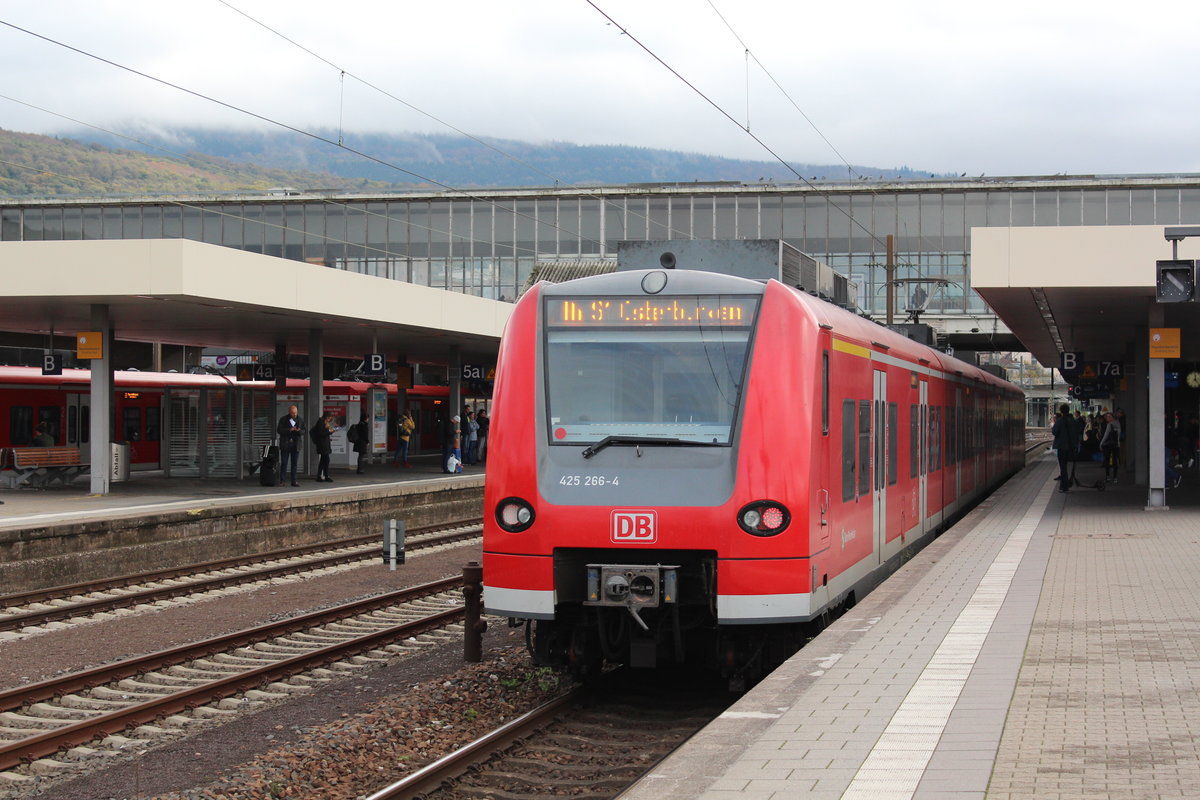 Am 25.10.2017 erreicht 425 266 den Hauptbahnhof Heidelberg als S1 nach Osterburken.