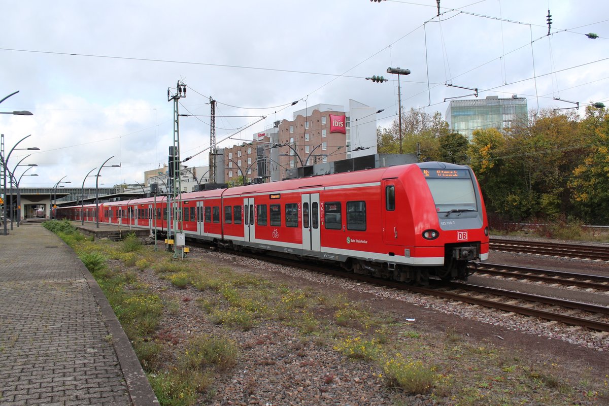 Am 25.10.2017 erreicht eine Doppeltraktion BR 425 der S-Bahn RheinNeckar den Hauptbahnhof Heidelberg als S3 nach Germersheim.