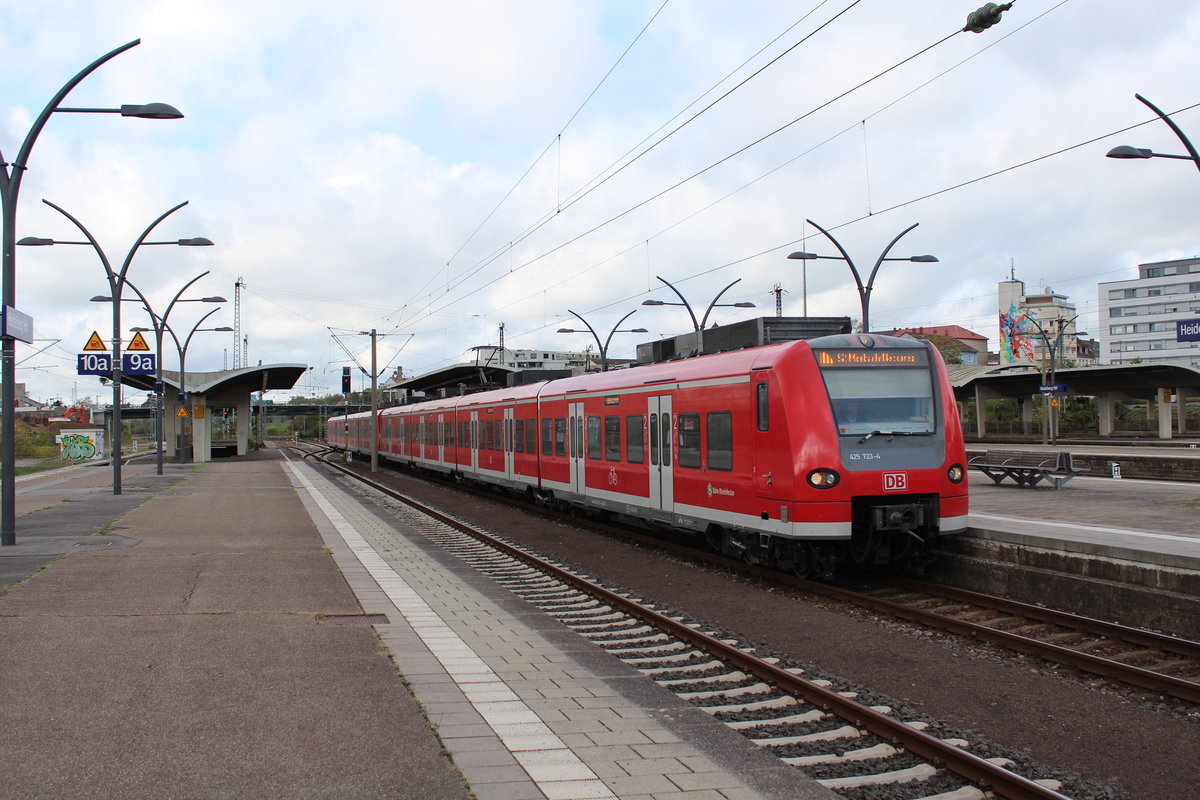 Am 25.10.2017 erreicht eine Doppeltraktion BR 425 der S-Bahn RheinNeckar den Hauptbahnhof Heidelberg als S2 nach Mosbach.