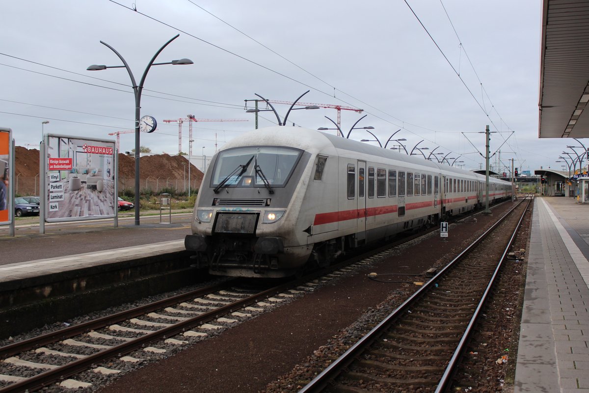 Am 25.10.2017 erreicht IC2271 nach Karlsruhe den Hauptbahnhof von Heidelberg.