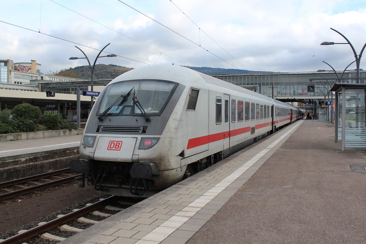 Am 25.10.2017 legt IC2279 auf dem Weg nach Karlsruhe in Heidelberg einen Zwischenhalt ein.