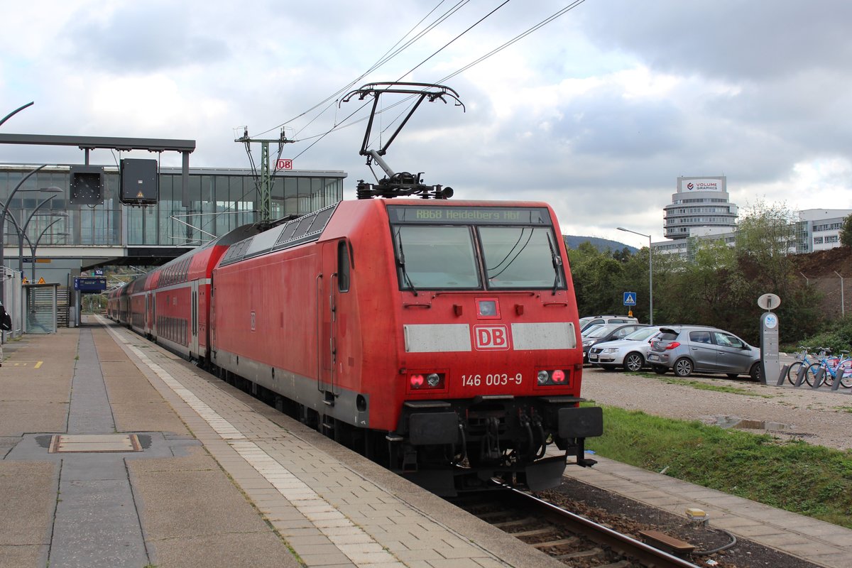 Am 25.10.2017 steht 146 003 mit ihrem Dosto im Hauptbahnhof Heidelberg und wartet auf die Rückfahrt in Richtung Frankfurt.