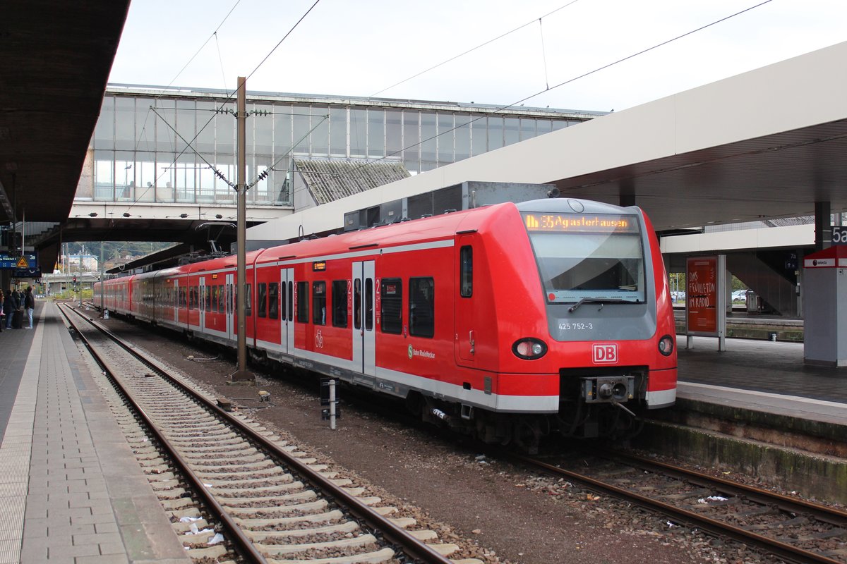 Am 25.10.2017 steht eine Doppeltraktion BR425 als S5 im Hauptbahnhof Heidelberg.