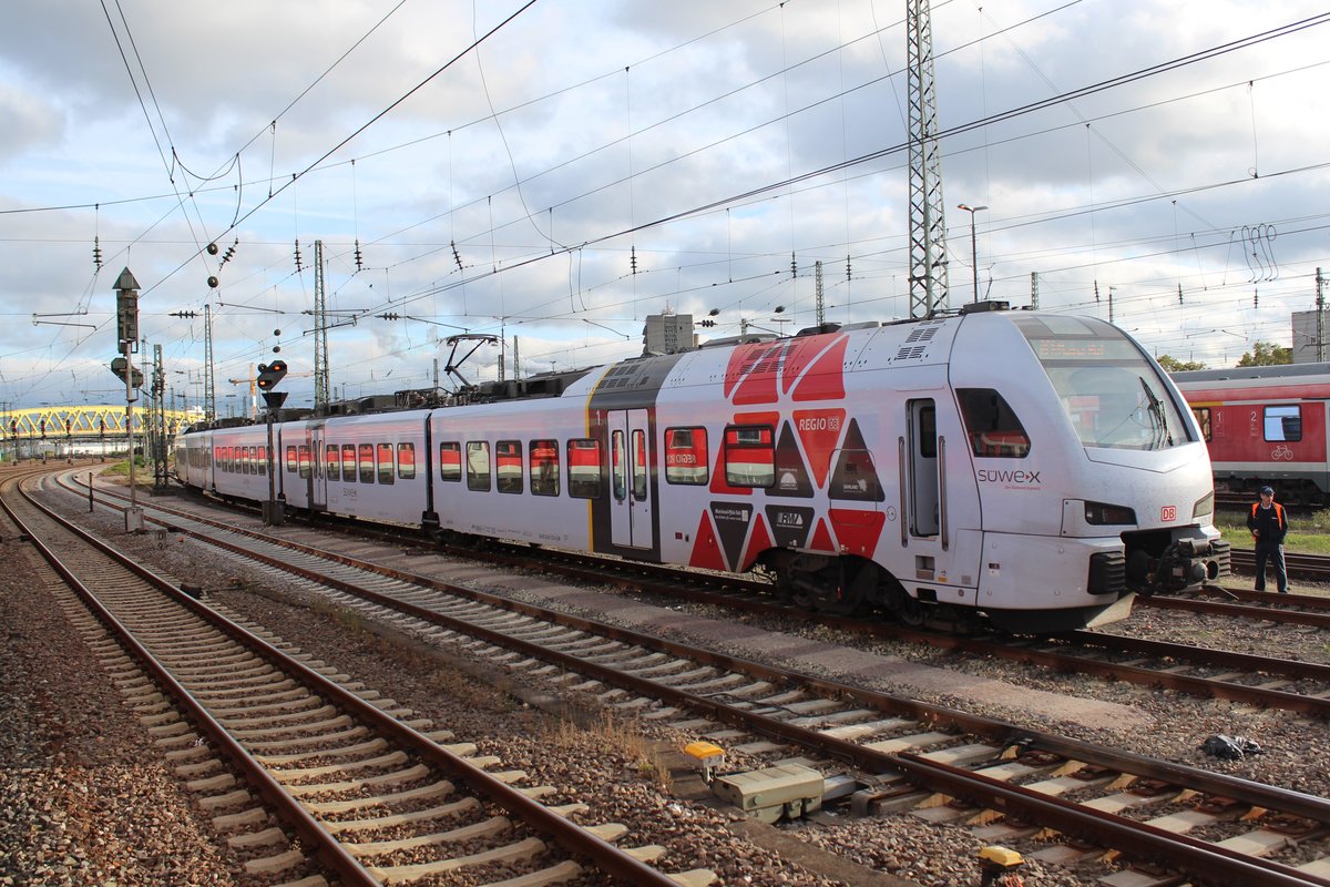 Am 25.10.2017 steht ein Süwex Flirt3 im Bahnhofsvorfeld von Mannheim. Bild aus einem fahrenden RE.