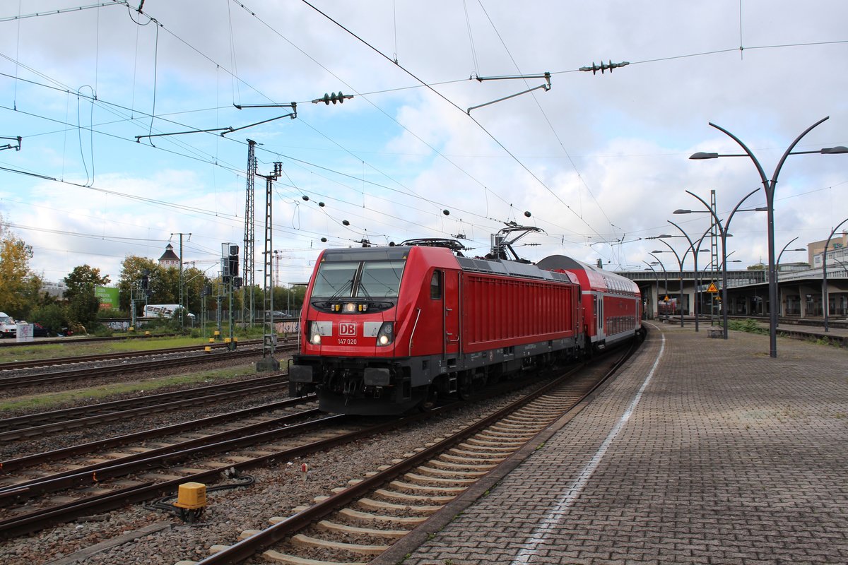 Am 25.10.2017 verlässt 147 020 mit RE19511 nach Stuttgart den Hauptbahnhof Heidelberg in Richtung Bruchsal.