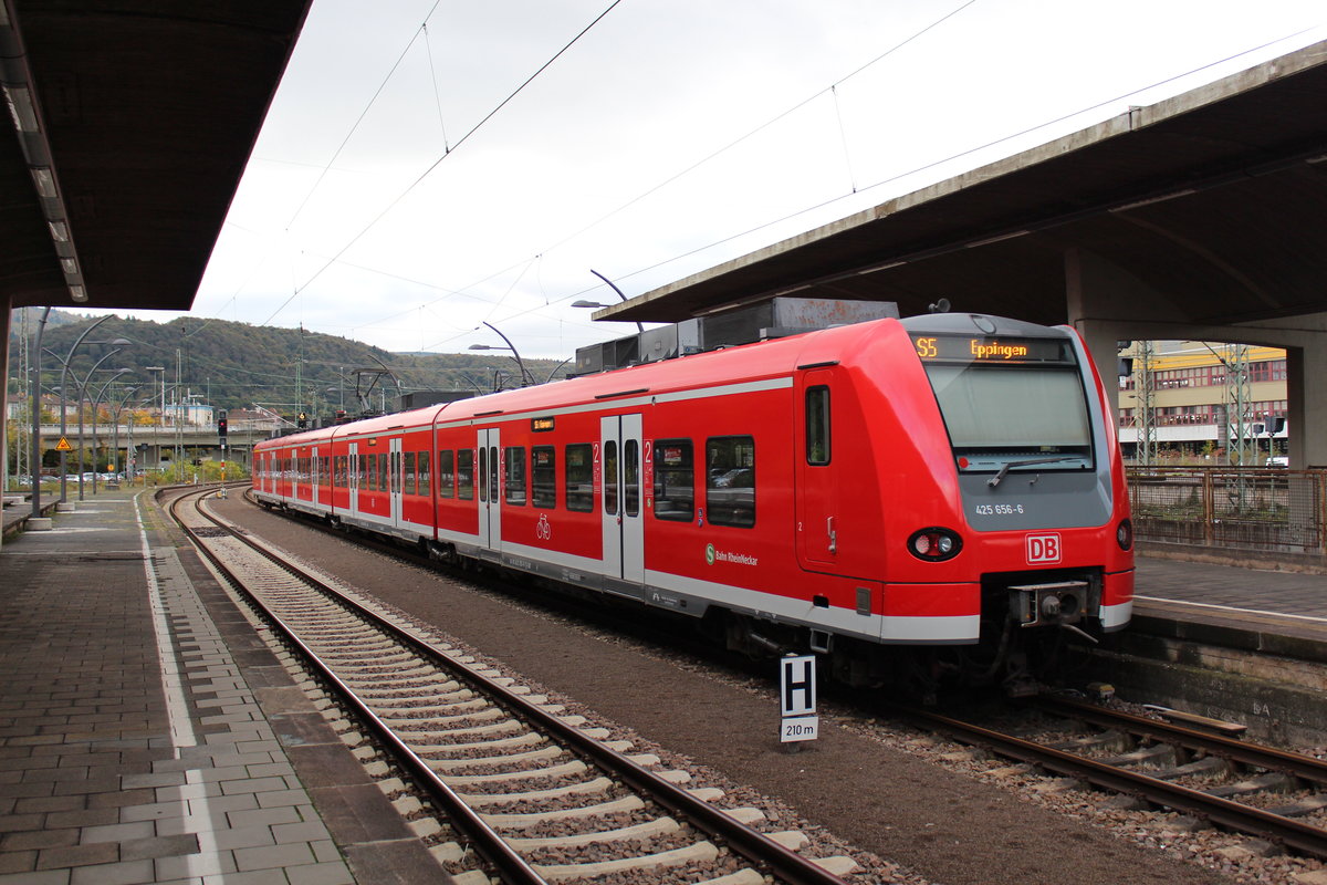 Am 25.10.2017 verlässt eine BR425 der S-Bahn RheinNeckar den Hauptbahnhof Heidelberg in Richtung Neckargemümd.