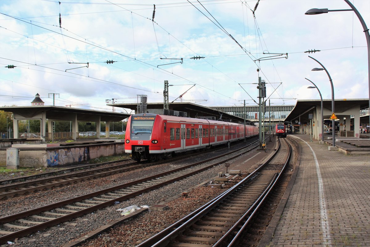 Am 25.10.2017 verlässt eine Doppeltraktion BR 425 der S-Bahn RheinNeckar den Hauptbahnhof Heidelberg als S1 nach Osterburken.