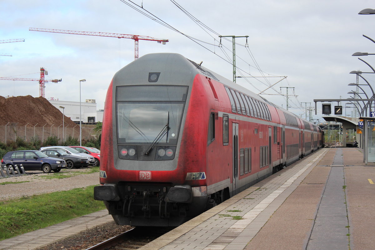 Am 25.10.2017 verlässt ein Dosto den Hauptbahnhof Heidelberg in Richtung Weinheim.