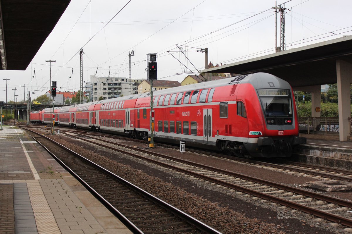 Am 25.10.2017 verlässt RB15354 nach Frankfurt den Hauptbahnhof Heidelberg in Richtung Weinheim.