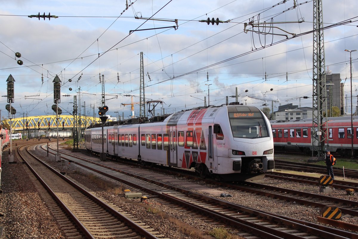 Am 25.10.2017 wartet ein Süwex Flirt3 in Mannheim in Bahnhofsvorfeld auf seine nächste Fahrt als RE14 nach Mainz.