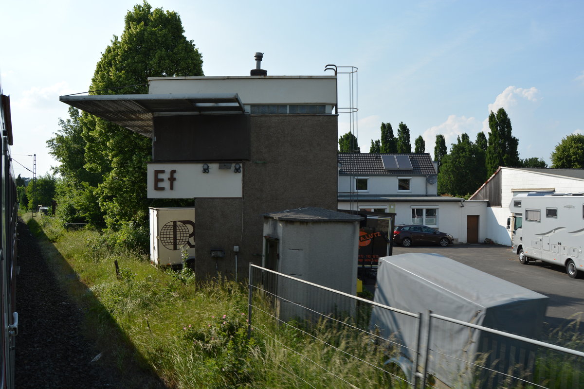 Am 25.5 konnte ich auf dem RE8 Verstärker von Köln nach Mönchengladbach in Grevenbroich kurz hinter dem Bahnhof Erftwerk das ehemalige Stellwerk Ef (Erftwerk Fahrdienstleiter) des Fahrdienstleiters Erftwerk aufnehmen. Bis zur Landesgartenschau existierte hier ein Bahnübergang der zur Landesgartenschau 1995 entfernt wurde. Das Stellwerk ging 2006 bei der Umstellung von Formsignalen auf Ks-Signalen wie alle Stellwerke und Wärterhäuschen außer Betrieb. Lediglich das Stellwerk GS wurde verkauft. Die restlichen Stellwerke und Wärterhäuschen stehen leer und fristen ihr dasein her ein paar Stellwerke oder Wärterhäuschen wurden entlang der Strecke abgerissen. Dieses Stellwerk ist entlang der Strecke noch im besten Zustand ohne Vandalismus lediglich ein paar kleine Graffitis.

Grevenbroich 25.05.2018