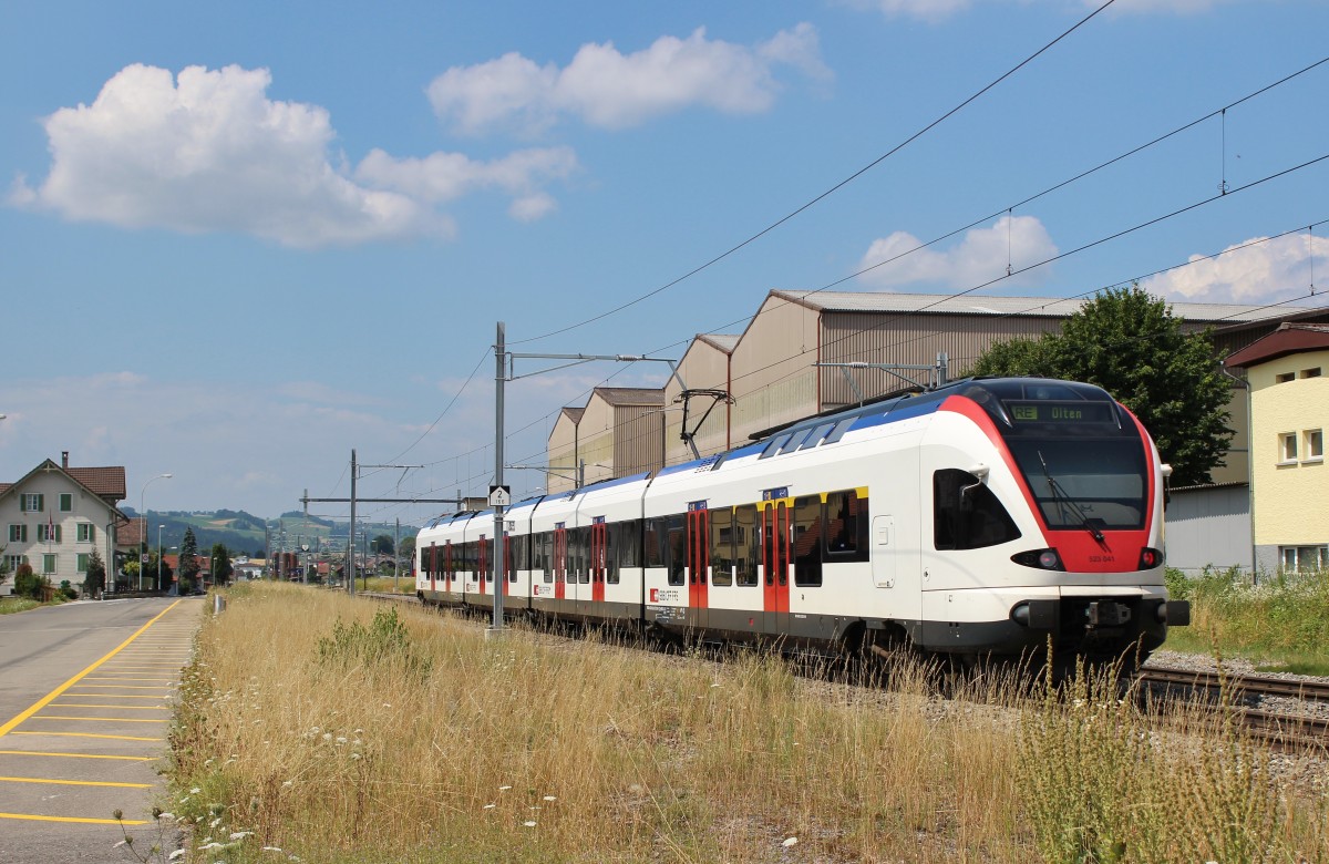 Am 25.Juli 2013 durchfuhr 523 041 als RE den Bahnhof Wauwil in Richtung Olten.