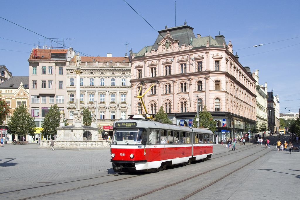 Am 26. August 2015 ist K2 1031 auf der Linie 4 unterwegs, hier zu sehen am Náměstí Svobody.