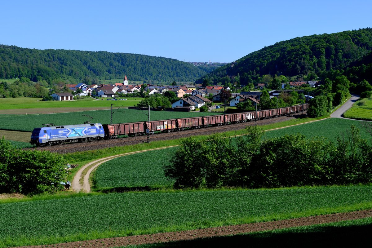Am 26. Mai 2017 konnte ich bei Breitenfurt im Altmühltal die Albatros 152 134 mit einem nordwärts fahrenden gemischten Güterzug fotografieren.