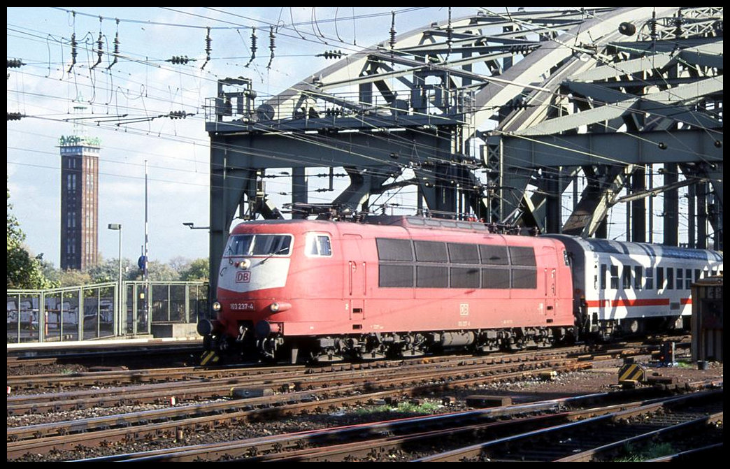 Am 26.02.2002 waren in Köln nur noch sehr vereinzelt E-Loks der Baureihe 103 im Intercity bzw. Inter Regio Dienst zu beobachten. 103237-4 war dabei und verlässt hier mit dem IR nach Karlsruhe um 13.13 Uhr die Hohenzollernbrücke und erreicht den HBF Köln.