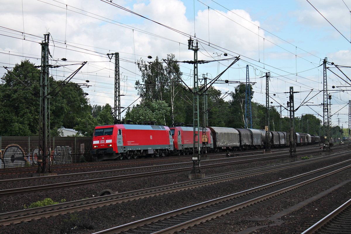 Am 26.05.2015 bespannten EG 3104 und EG 3103 zusammen einem gemischten Güterzug (Maschen - Malmö (S)), als sie kurz nach dem Startbahnhof den Bahnhof von Hamburg Harburg gen Dänische Grenze fuhren.
