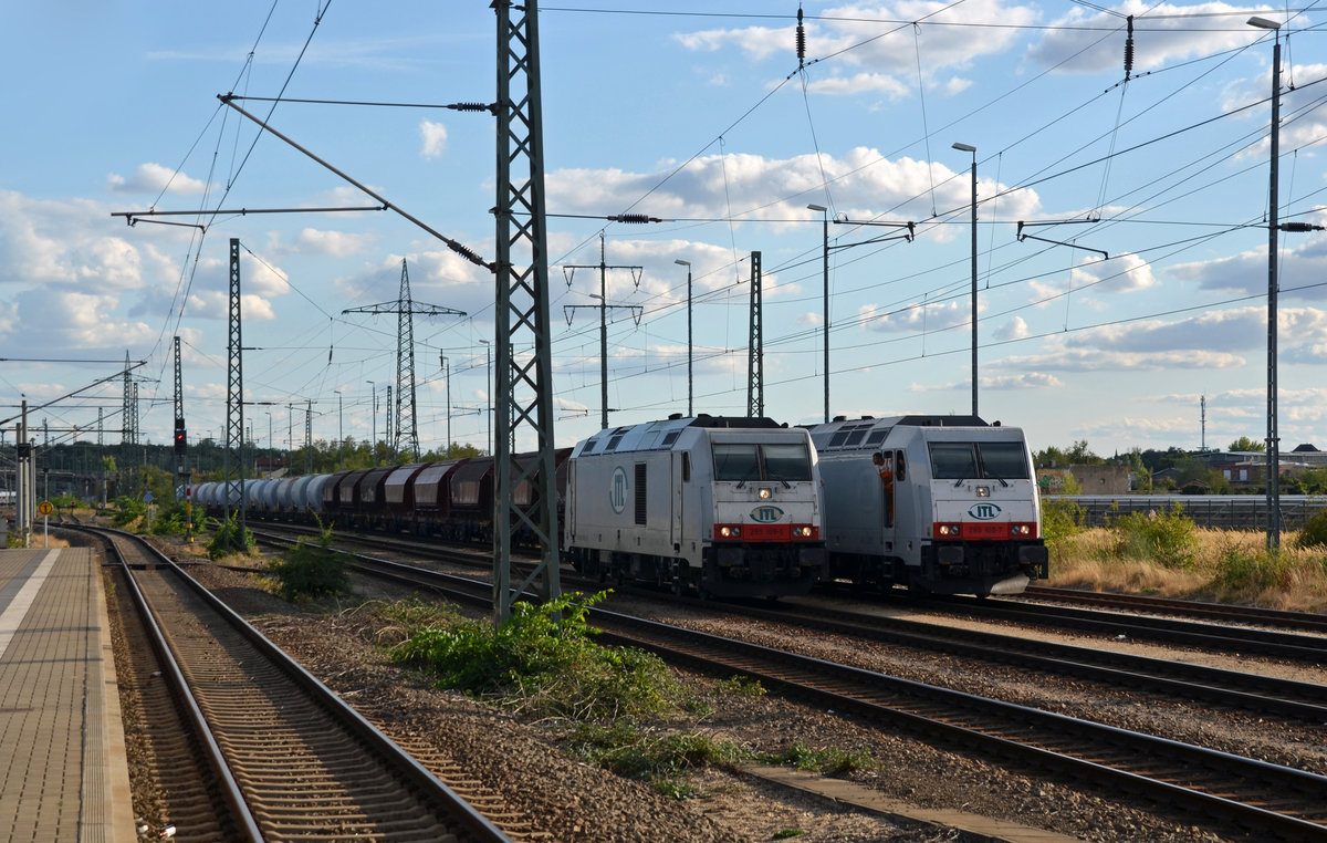 Am 26.08.18 trafen sich in Bitterfeld die beiden Traxx DE, welche von der RBB eingesetzt werden. Während 285 109 Lz von Leipzig kam wartete 285 108 mit der Bedienung des Glaswerkes Torgau auf die Ausfahrt Richtung Wittenberg.