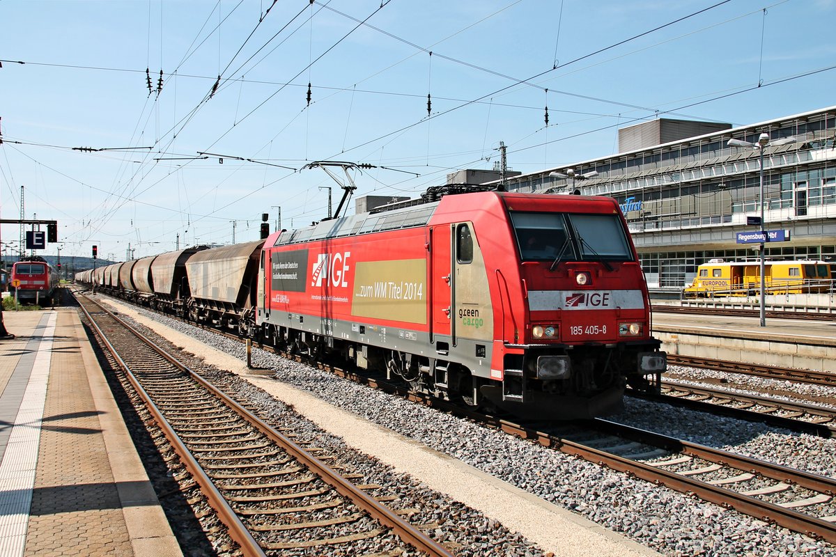 Am 26.08.2015 fuhr Green Cargo/IGE 185 405-8  WM 2014  mit einem Getreidezug durch den Hauptbahnhof von Regensburg in Richtung Süden.