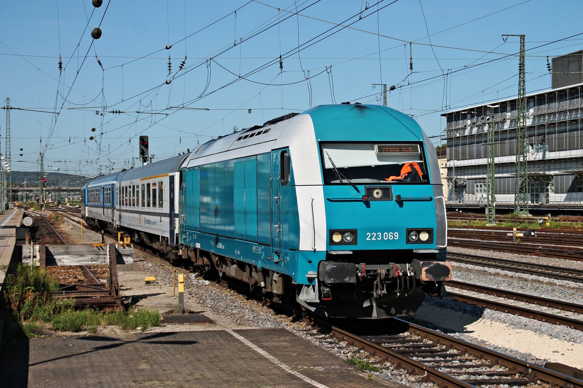 Am 26.08.2015 stellte alex 223 069 den ALX (Regensburg Hbf - Praha hl.n.) auf Gleis 8 im Zielbahnhof bereit. Wegen Bauarbeiten zwischen Regensburg und Landshut, wurden alle Verbindungen zwischen Regensburg und München unterbrochen.