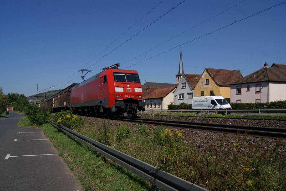Am 26.08.2016 fährt 152 112 der DB Cargo mit einem Güterzug durch Thüngersheim in Richtung Würzburg. Zugnummer und -laufweg sind unbekannt.