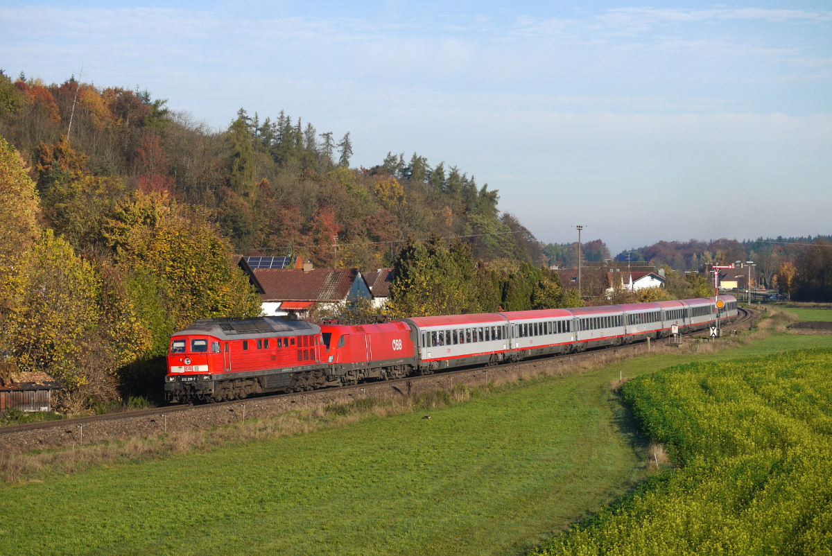 Am 26.10.13 zog die DB 232 209 den umgeleiteten EC 111 (Mnchen Hbf - Klagenfurt Hbf) mit BB 1016 025 nach Salzburg Hbf, Tling.