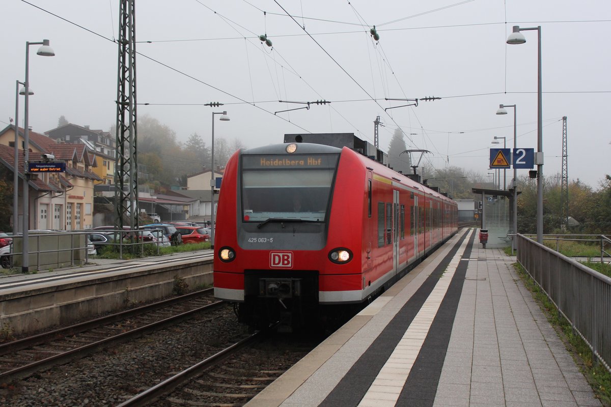 Am 26.10.2017 durchfährt 425 063 als RE nach Heidelberg den Bahnhof Zwingenberg.