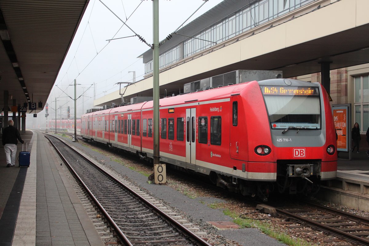 Am 26..10.2017 verlässt 425 210 den Hauptbahnhof Mannheim als S4 in Richtung Germersheim.