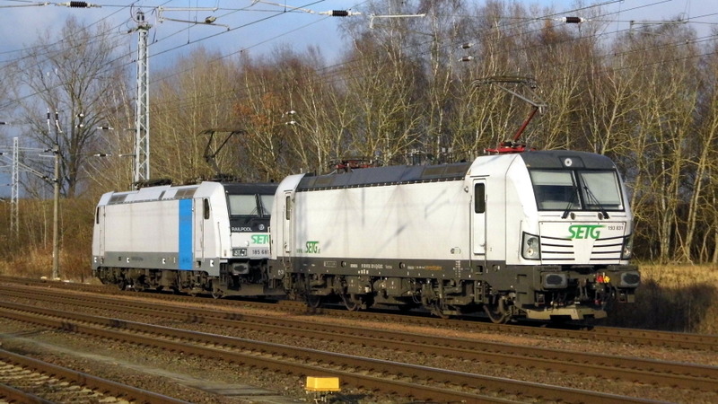 Am 26.11.2014 standen die 185 681-4 von der SETG (Railpool)und die 193 831 von der SETG (ELL - European Locomotive Leasing, Wien )bei Borstel bei Stendal .