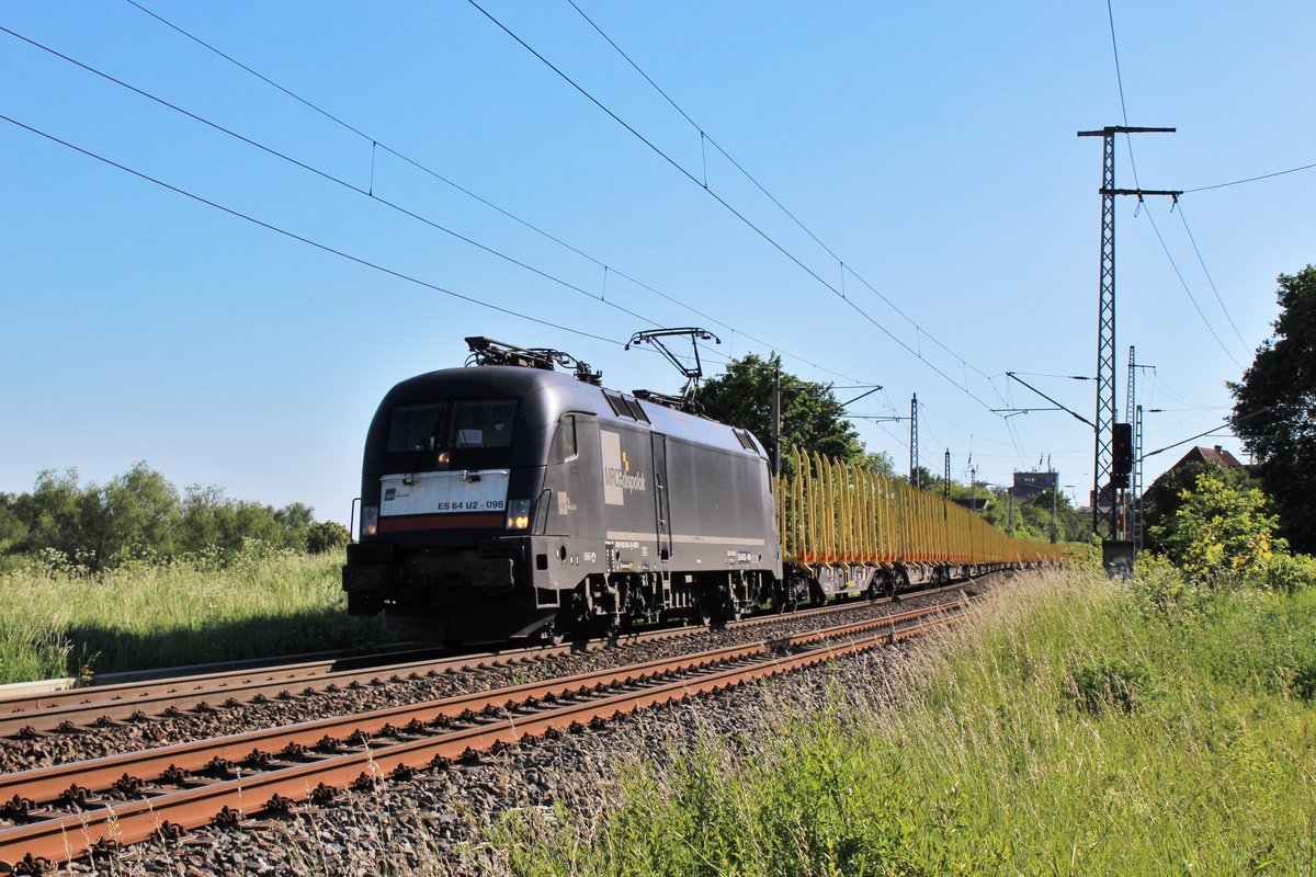 Am 2.6.17 war 182 598 am Holzzug von Stendal nach Rostock Bramow. Hier bei der Durchfahrt durch Bad Kleinen