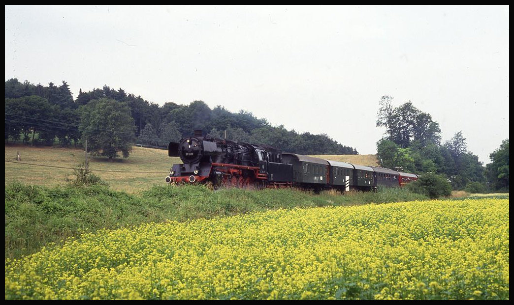 Am 26.6.1993 kam die DB Museumslok 50622 mit einem Sonderzug über die Elsenztalbahn. Hier erreicht der Zug gerade den Ortsrand von Sinsheim auf der Fahrt nach Jagstfeld.