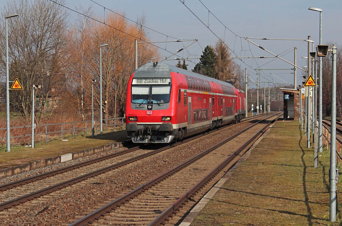 Am 27.02.2016 steht die RB 26912 (Dresden Hbf - Zwickau (Sachs) Hbf) in Oberrothenbach. Schublok war die 143 910-8, die aktuell leihweiße aus Magdeburg in Dresden beheimatet ist.