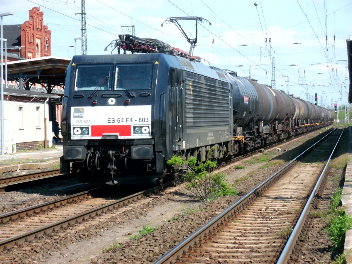 Am 27.04.2014 kam die 189 803 mit einem Kesselzug aus Richtung Magdeburg nach Stendal und fuhr weiter in Richtung Wittenberge.