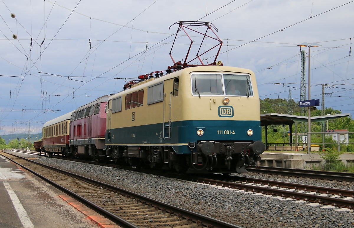 Am 27.05.2015 kam zur großen Freude des Fotografen die 111 001-4 mit der 216 221-2 und einem Wagen in Fahrtrichtung Süden durch Eichenberg.