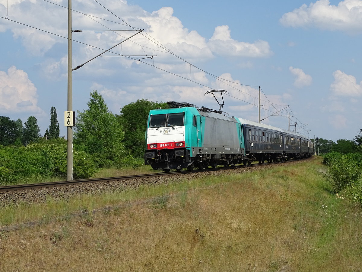 Am 27.05.2018 kam die 186 129 mit einem Sonderzug aus Richtung Berlin nach Stendal und fuhr weiter in Richtung Uelzen.