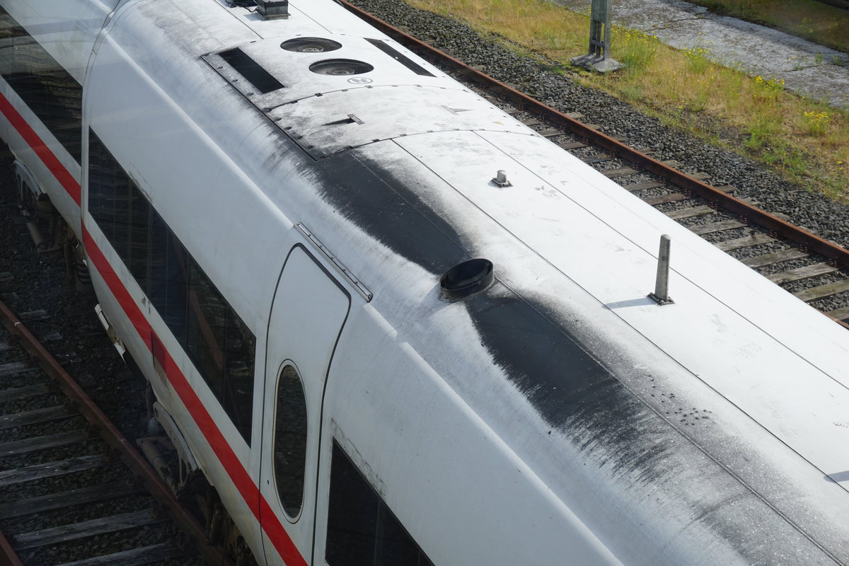 Am 27.06.2017 konnte ich den Diesel-ICE mal genauer betrachten. Auffälliges Merkmal ist die Rußspur auf dem Dach, die man aufgrund der weißen Lackierung natürlich deutlich sehen kann.
Puttgarden