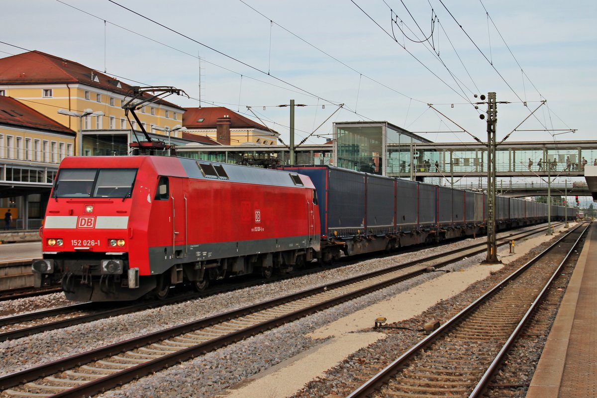 Am 27.08.2015 bespannte 152 026-1 einen Containerzug, als sie über Gleis 6 durch den Regensburger Hauptbahnhof in Richutng Norden fuhr.