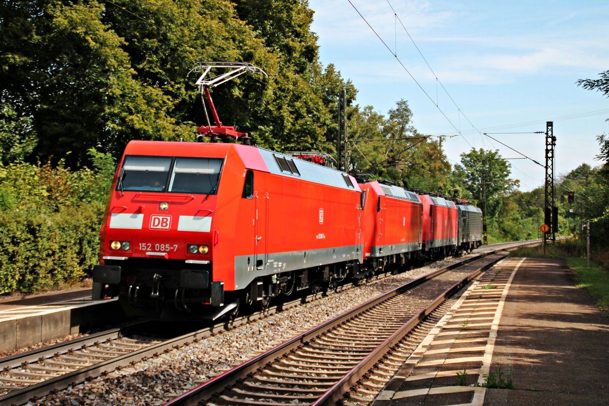 Am 27.08.2015 bespannte die frisch hauptuntersuchte 152 085-7 (LDX/24.08.2015) einen Lokzug, in dem die Wagenloks 185 181-5, 185 367-0 und MRCE/DB Schenker ES 64 F4-455 (5 170 029-0) überführt wurden, als sie durch den Hp Etterzhausen gen Nürnberg fuhr.