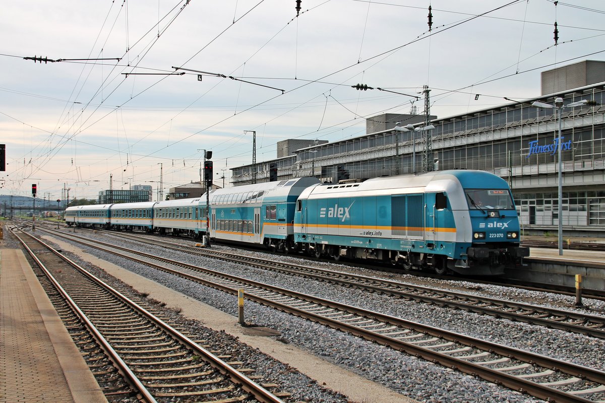 Am 27.08.2015 stellte 223 070 ihren alex-Zug (Regensburg Hbf - Hof Hbf) auf Gleis 5 in Regensburg hbf bereit, um in Kürze in Richtung Zielbahnhof zu starten.