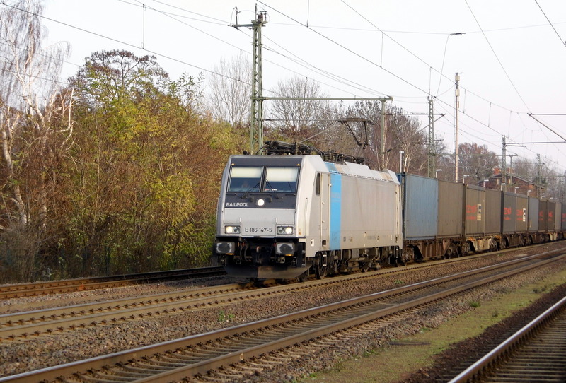 Am 27.11.2014 kam die E 186 147-5 von Railpool   aus Richtung Magdeburg nach Niederndodeleben und fuhr weiter in Richtung Braunschweig . 