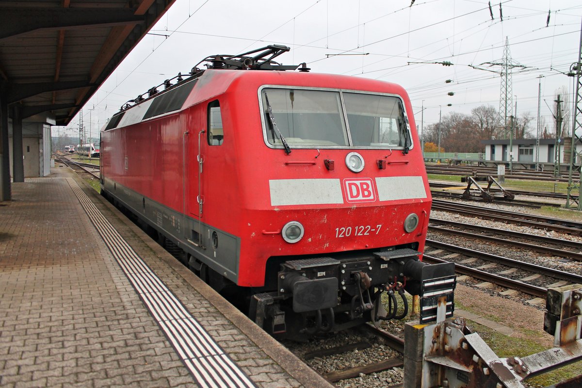 Am 27.11.2016 stand 120 122-7 abgestellt auf Gleis 99 abgestellt im Badischen Bahnhof von Basel und wartete auf ihren nächsten Einsatz.