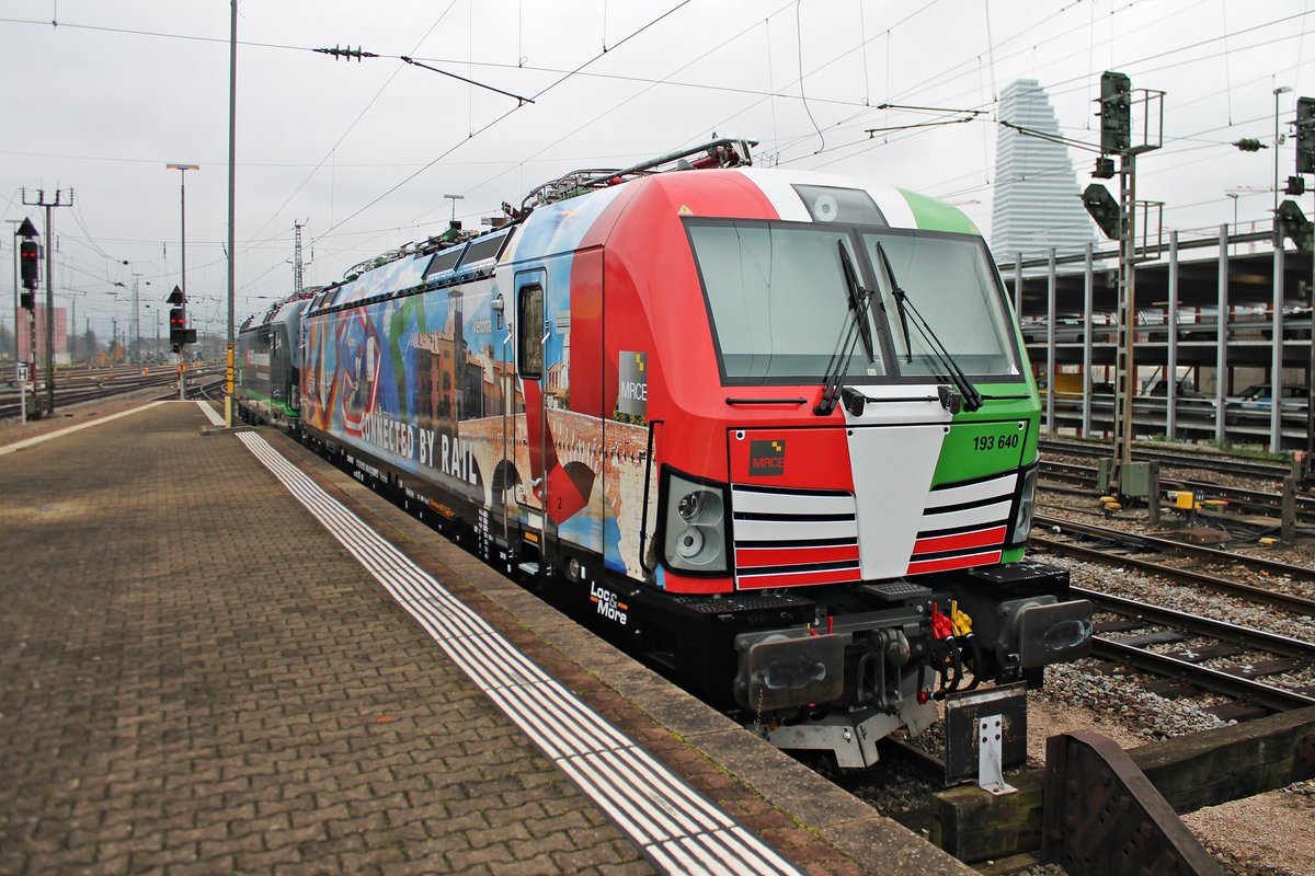 Am 27.11.2016 stand MRCE 193 640  CONNECTED BY RAIL  zusammen mit ELL/SBBCI 193 257 abgestellt auf dem südlichen Stumpfgleis von Bahnsteig 2/3 vom Badischen Bahnhof von Basel. Einen Tag später überführte die 193 257 die bunte 193 640 nach Chiasso.